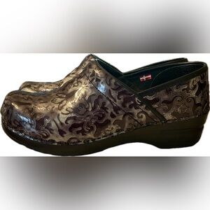 Sanita’s black patterned clogs size 39